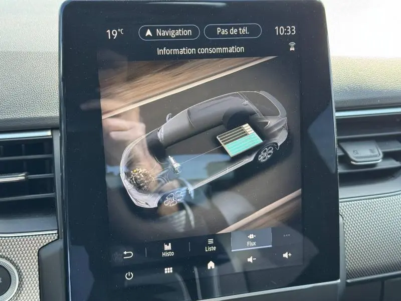 Écran tactile intérieur montrant la consommation énergétique du Renault Arkana noir métal, vue de dessus stylisée.