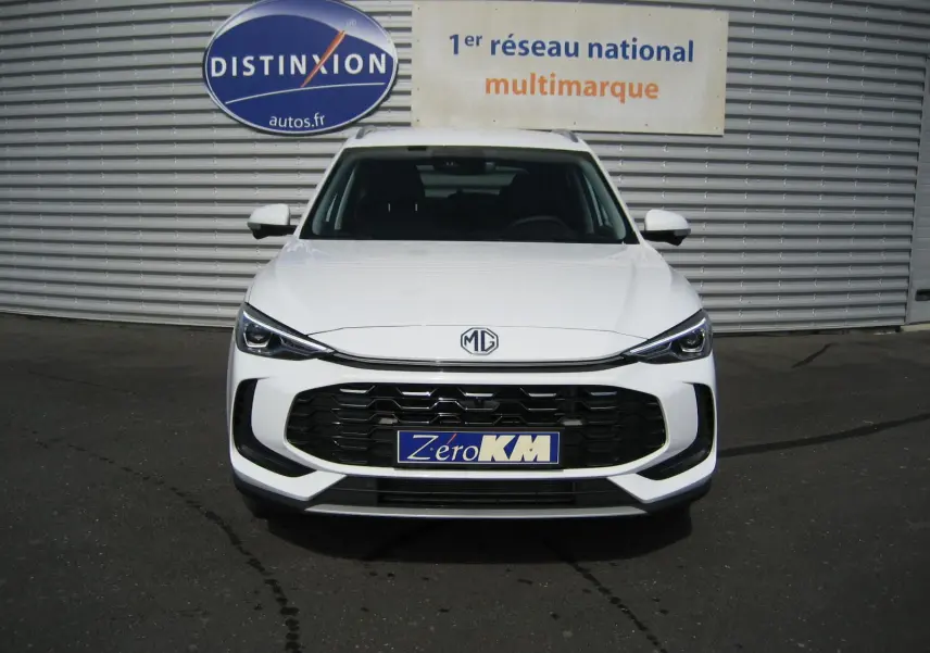 Vue frontale d'un MG ZS 1.5 HYBRID+197 LUXURY blanc avec calandre noire et logo MG centré.