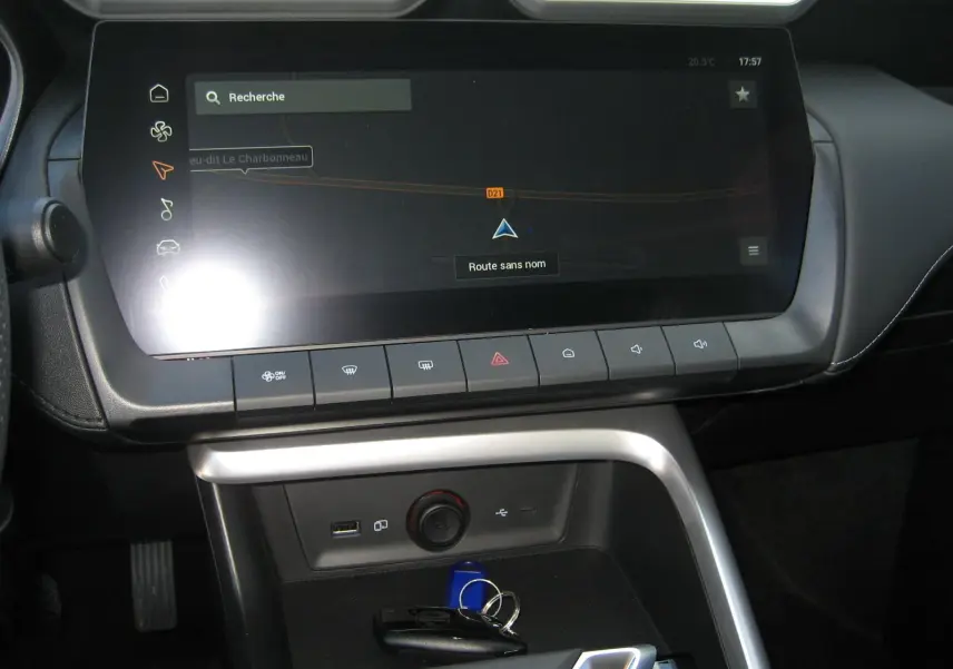 Vue rapprochée de la console centrale du MG ZS 1.5 HYBRID+197 Luxury 2026, écran tactile et clés posées.
