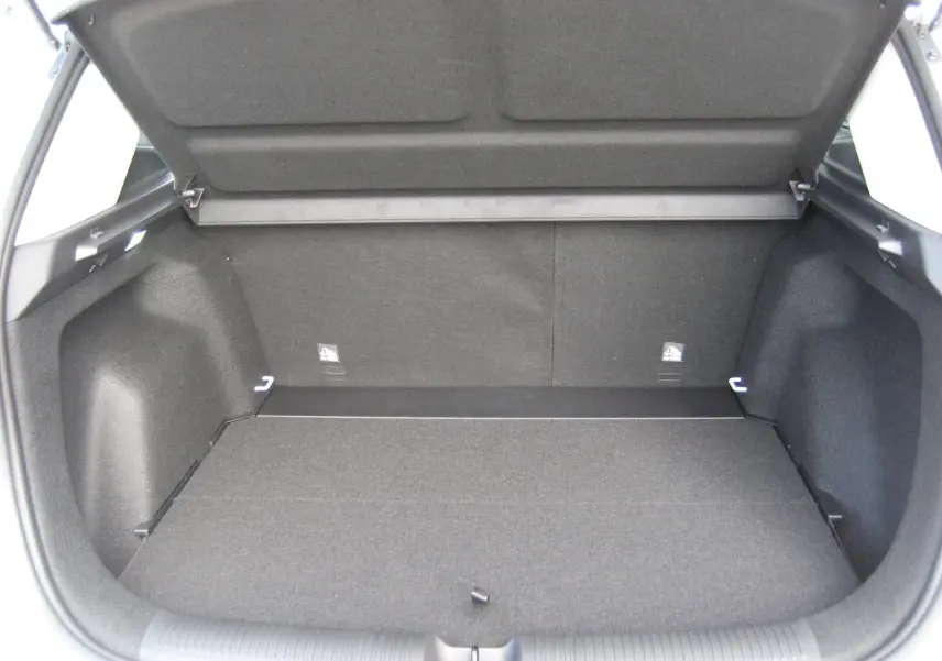 Coffre ouvert vu de l'arrière, intérieur spacieux et noir du MG MOTOR MG ZS 1.5 HYBRID+197 LUXURY blanc.