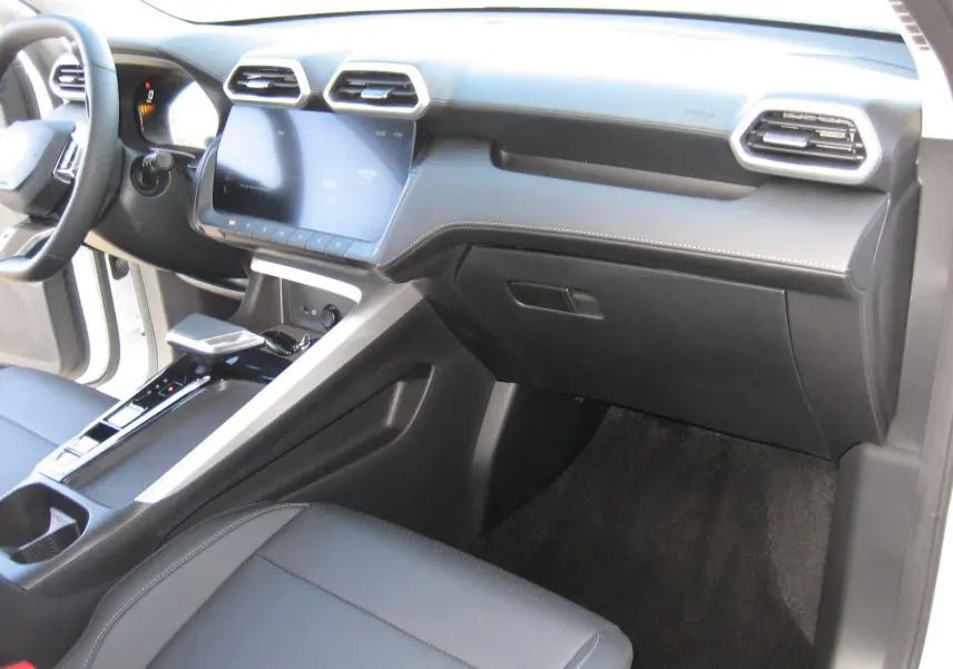 Vue intérieure côté passager du tableau de bord et console centrale noire du MG ZS 1.5 HYBRID+197 LUXURY 2026.