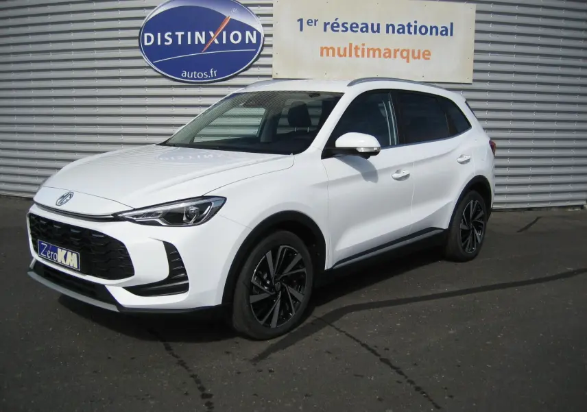 Vue 3/4 avant droite d'un MG ZS blanc 2026 avec jantes noires et calandre noire distinctive.