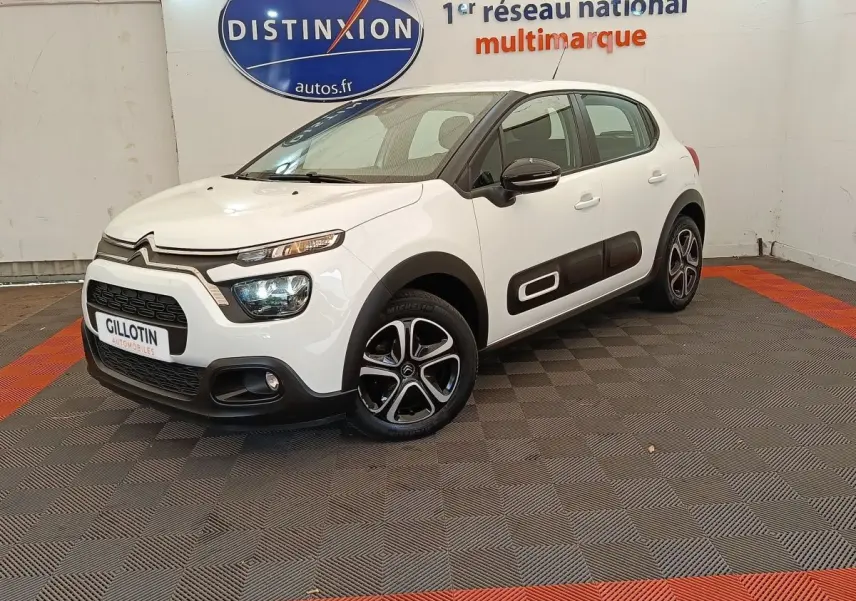 Citroën C3 blanc vue 3/4 avant droit, avec protections latérales noires et jantes alliage distinctives.