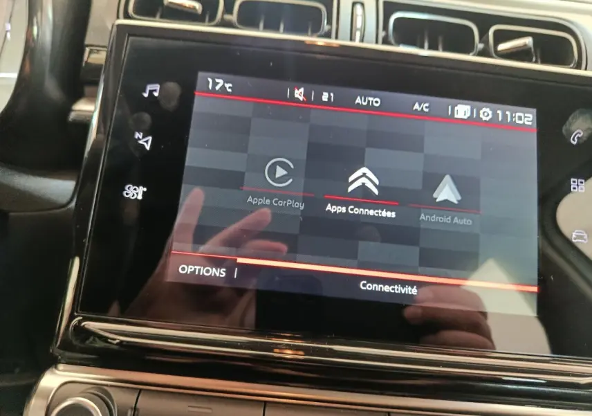 Écran tactile central de la Citroën C3 blanche, affichant les options Apple CarPlay et Android Auto en intérieur.