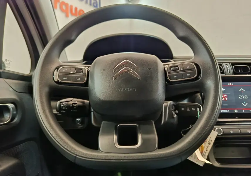 Vue centrée sur le volant multifonctions noir de la Citroën C3 2022, avec tableau de bord et écran tactile visibles.