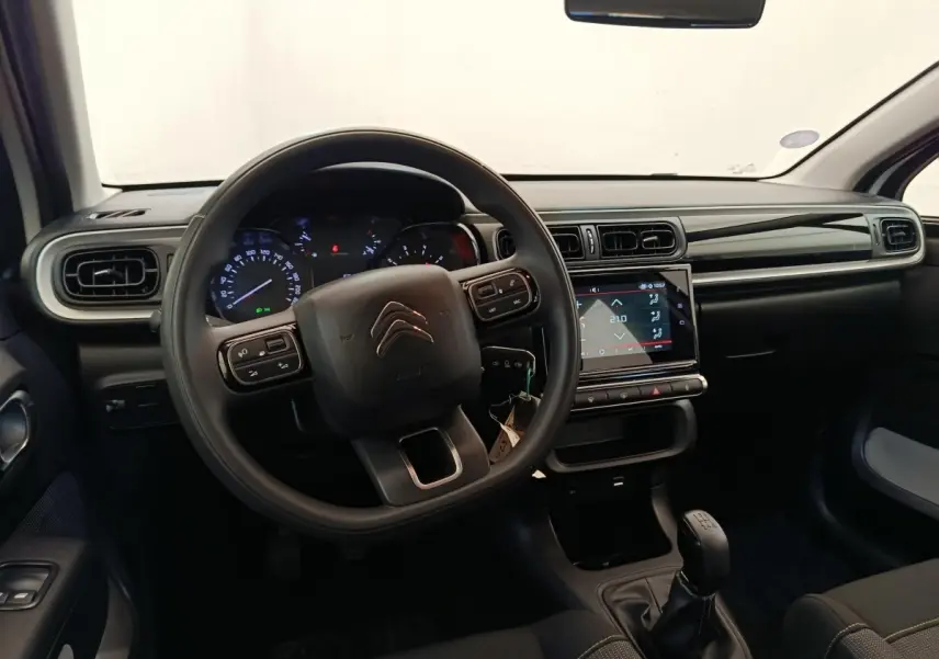 Vue intérieure centrée sur le volant multifonctions et l’écran tactile du tableau de bord de la Citroën C3.