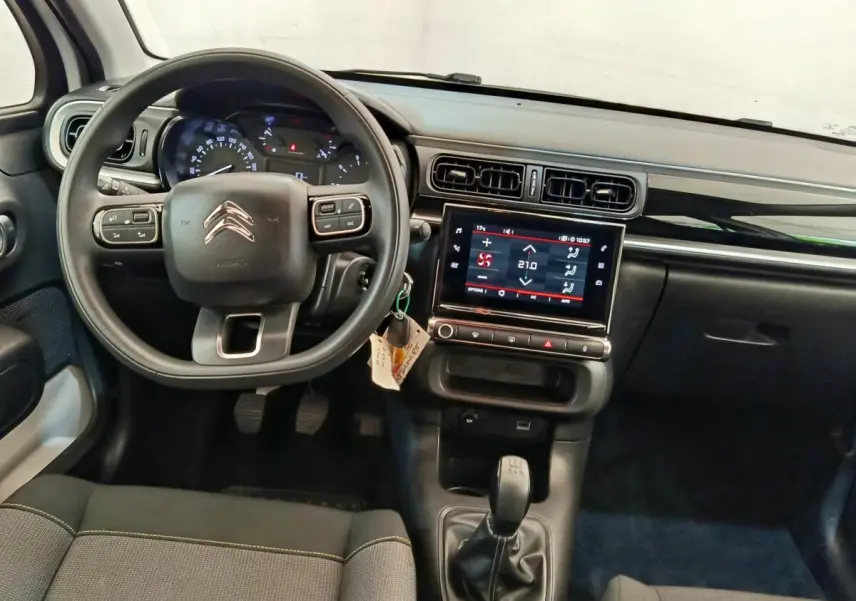 Vue intérieure avant de la Citroën C3 2022, volant multifonctions, écran tactile central et levier de vitesses manuel.