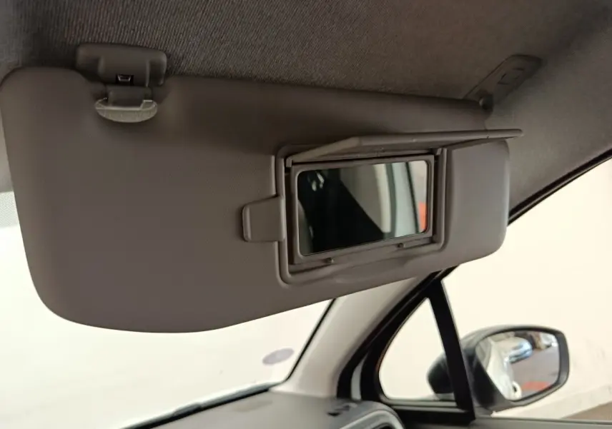 Détail du pare-soleil côté conducteur avec miroir intégré, vue intérieure du Citroën C3 2022 blanc.