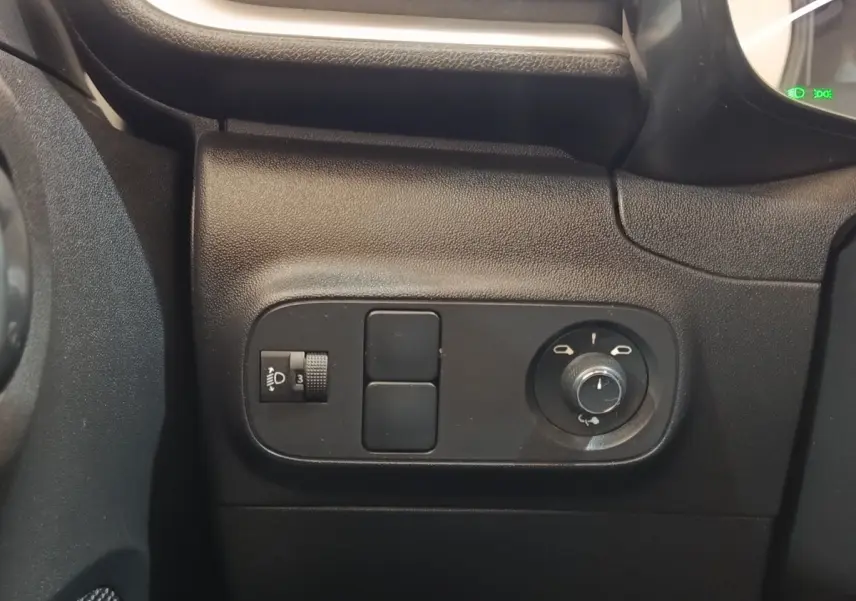 Détail des commandes de réglage des phares et des rétroviseurs côté conducteur dans une Citroën C3 blanche 2022.