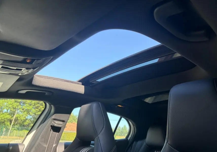 Vue intérieure du toit ouvrant panoramique et des sièges avant en cuir noir du Mercedes GLA 220d White Art Edition 2017.