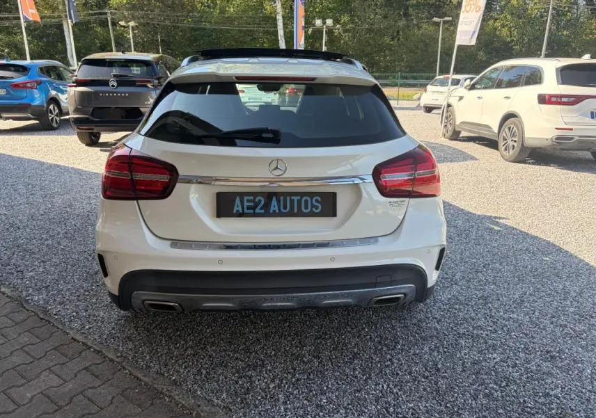 Vue arrière d’un Mercedes GLA 220d blanc, version White Art Edition, avec feux rouges et double sortie d’échappement.