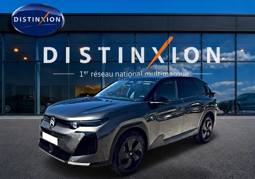 Vue 3/4 avant droite du Citroën C5 Aircross hybride gris platinium avec toit noir et jantes alliage 19 pouces.