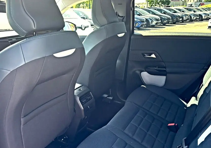 Vue intérieure arrière côté droit du Citroën C5 Aircross gris platinium, montrant la banquette et les dossiers des sièges avant.