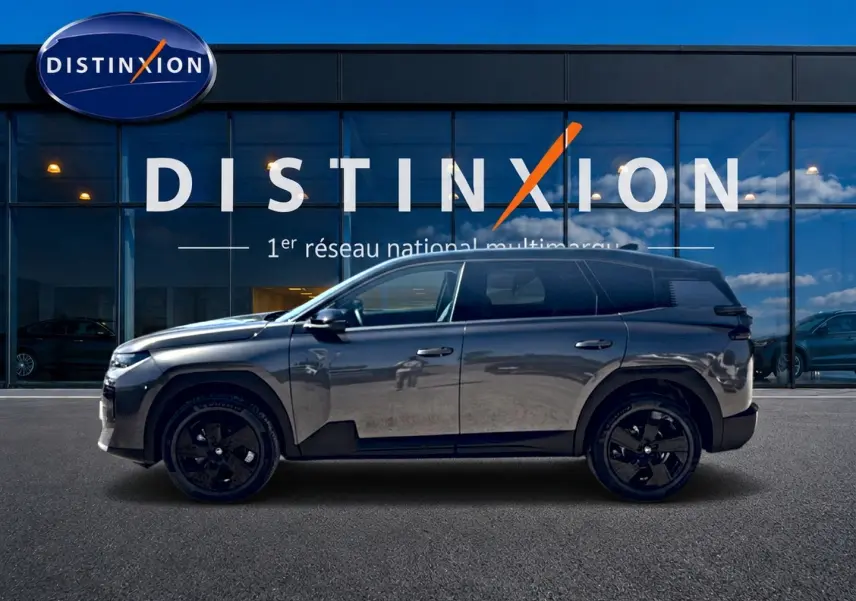 Profil côté gauche du Citroën C5 Aircross hybride 2026 gris platinium avec toit noir et jantes alliage noires.