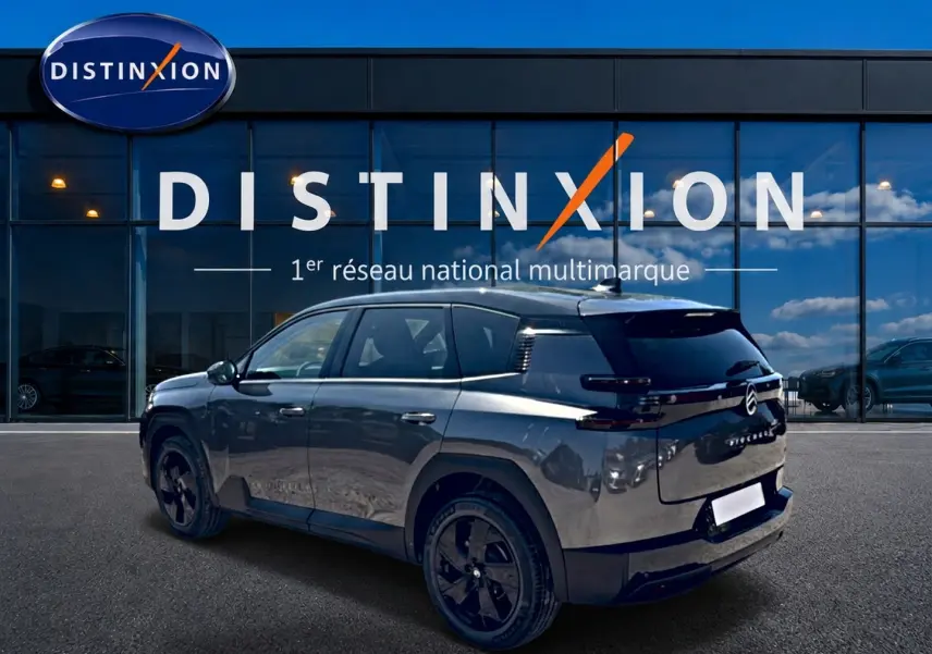 Citroën C5 Aircross gris platinium vue 3/4 arrière droit devant vitrine Distinxion avec toit noir.
