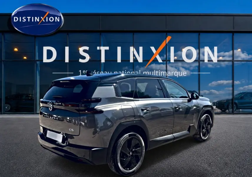 Vue 3/4 arrière droite du Citroën C5 Aircross gris platinium avec toit noir et jantes alliage noires.