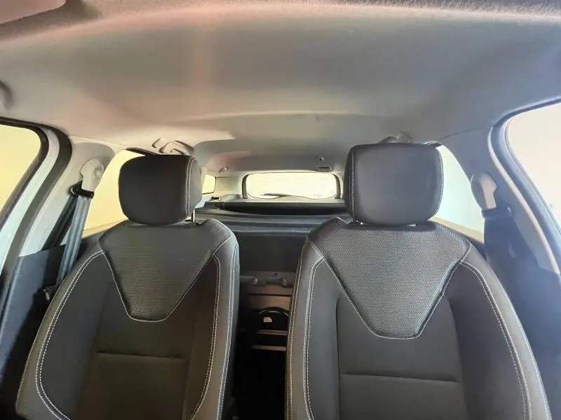 Vue intérieure avant de la Renault Clio Estate 2019 avec sièges tissu noir/gris et tablette cache-bagages visible à l'arrière