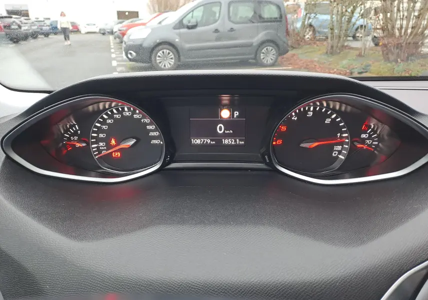 Tableau de bord de Peugeot 308 gris 2019 montrant les compteurs et l'écran central avec 108779 km au compteur.