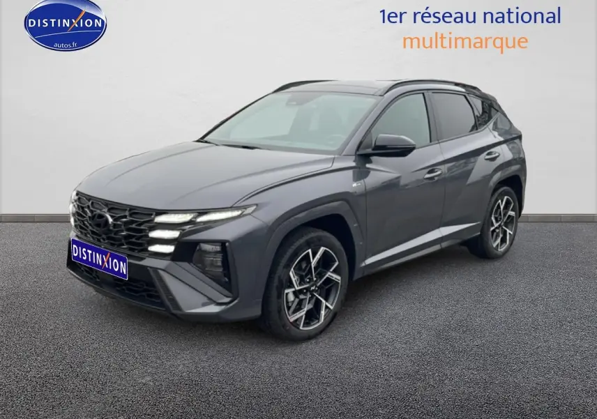 Hyundai Tucson 2025 gris ecotronique en 3/4 avant droit avec calandre N Line et jantes alliage 19 pouces.