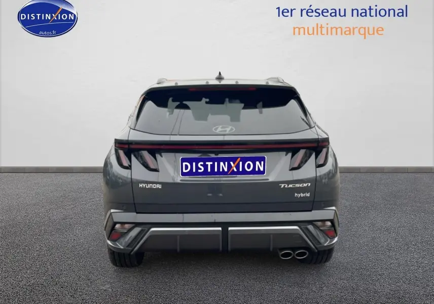 Vue arrière du Hyundai Tucson gris ecotronique avec feux LED et double sortie d’échappement côté droit.
