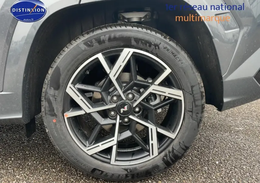 Gros plan sur la jante alliage 19 pouces design N Line en noir et argent du Hyundai Tucson gris électronique, côté avant droit.