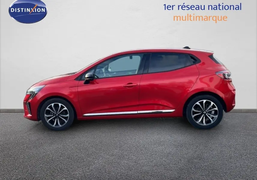 Profil droit d'une Renault Clio 2025 rouge désir métal avec jantes alliage et détails chromés sur fond neutre.
