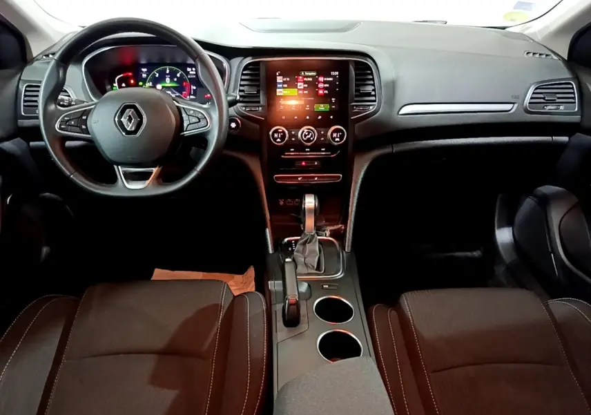 Vue intérieure avant de la Renault Mégane Business Blue dCi 115 EDC 2021, tableau de bord noir avec écran tactile central et volant multifonctions.