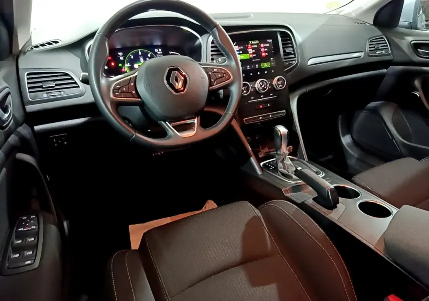 Vue intérieure côté conducteur de la Renault Mégane Business Blue dCi 115 EDC 2021, volant multifonctions et écran tactile central.