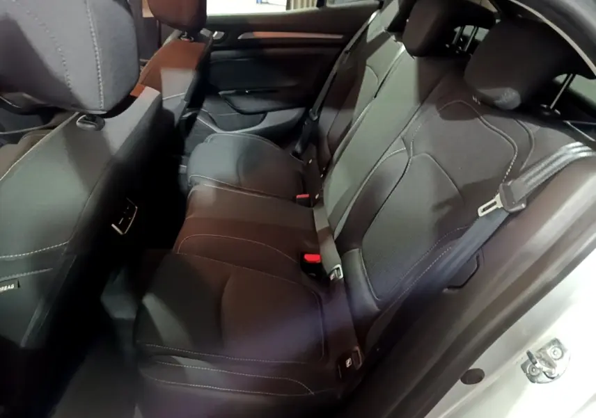 Vue intérieure côté droit sur la banquette arrière noire de la Renault Mégane Business Blue dCi 115 EDC 2021.