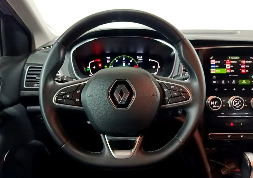 Vue centrée sur le volant multifonctions noir de la Renault Mégane Business Blue dCi 115 avec tableau de bord numérique et écran tactile.