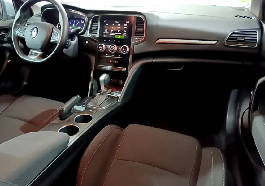 Vue intérieure avant droite de la Renault Mégane Business Blue dCi 115 EDC avec tableau de bord et écran tactile 7 pouces.