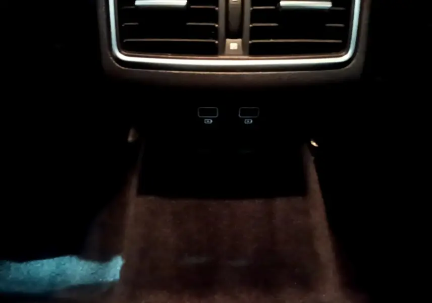 Prise USB arrière sous les aérateurs centraux dans l'habitacle de la Renault Mégane Business Blue dCi 115 EDC gris clair.