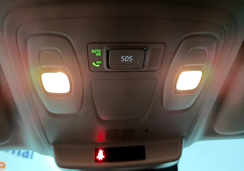 Plafonnier intérieur avec éclairage et bouton SOS actif dans une Renault Mégane Business Blue dCi 115 EDC gris clair.