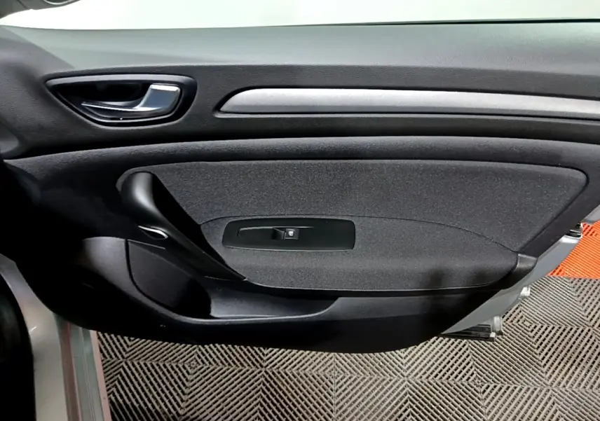 Vue rapprochée de la porte intérieure côté gauche gris clair de la Renault Mégane Business Blue dCi 115 EDC 2021.