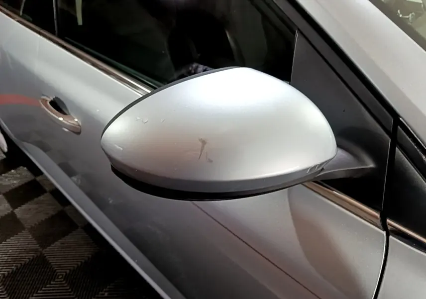 Rétroviseur côté gauche gris clair de Renault Mégane Business Blue dCi 115 EDC 2021, vue rapprochée sur porte.