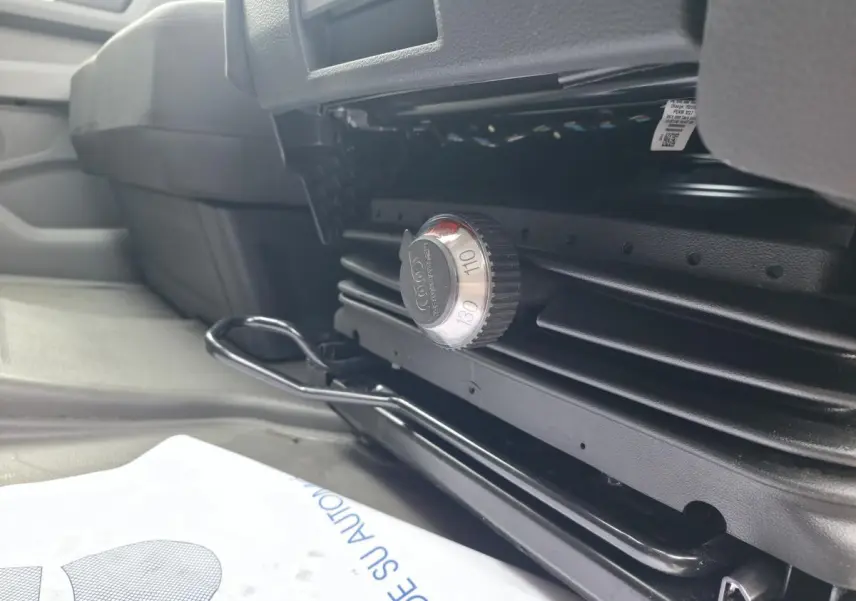 Détail du réglage de suspension sous le siège conducteur du Volkswagen Crafter Fourgon blanc 2023.