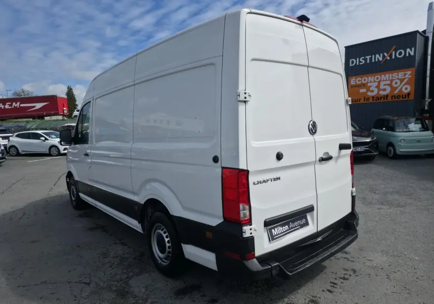 Vue 3/4 arrière droite d'un Volkswagen Crafter fourgon blanc avec portes arrière battantes et jantes acier.