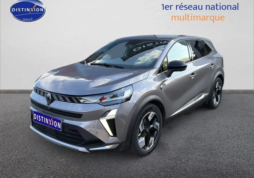Renault Symbioz gris métallisé en 3/4 avant droit, avec jantes noires et phares LED distinctifs.