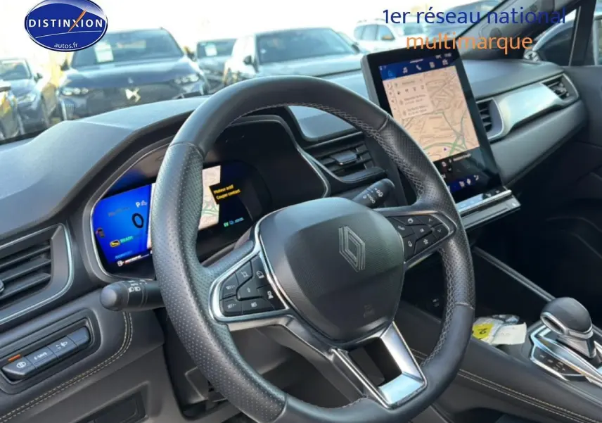 Intérieur Renault Symbioz 2025 vu côté conducteur, volant cuir multifonction et écran tactile vertical avec GPS.