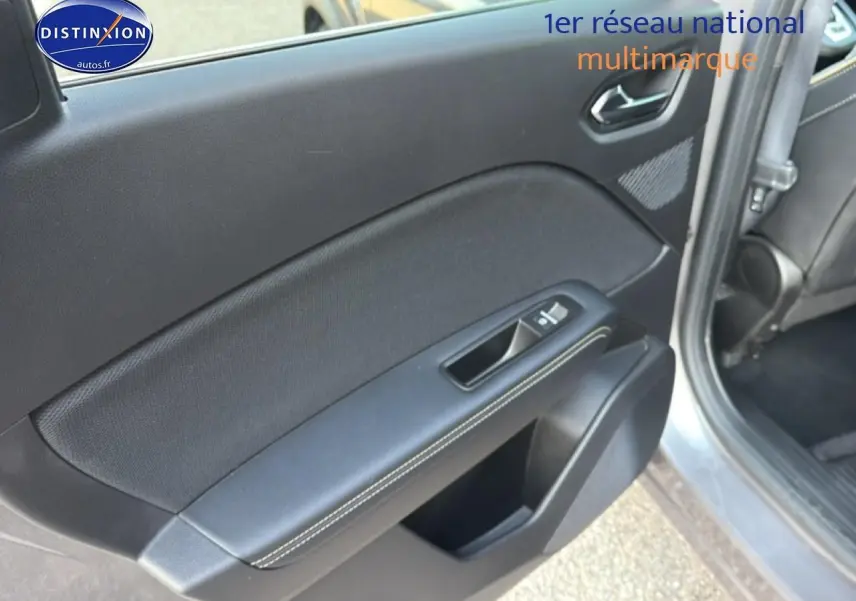 Vue rapprochée de la porte arrière gauche grise du Renault Symbioz 2025 avec garniture noire et commande de fenêtre.