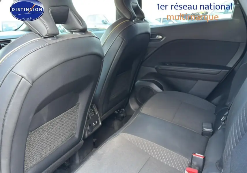 Vue intérieure arrière côté droit du Renault Symbioz 2025, sièges noirs en cuir et tissu avec filets de rangement au dos.