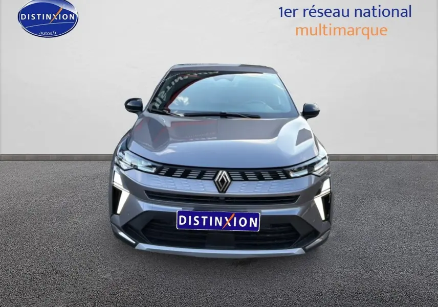 Vue avant d'une Renault Symbioz grise 2025 avec calandre moderne et feux LED verticaux allumés.