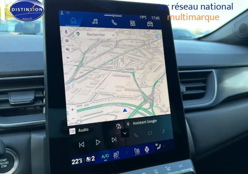 Vue intérieure centrée sur l'écran tactile du GPS de la Renault Symbioz 2025, tableau de bord noir.