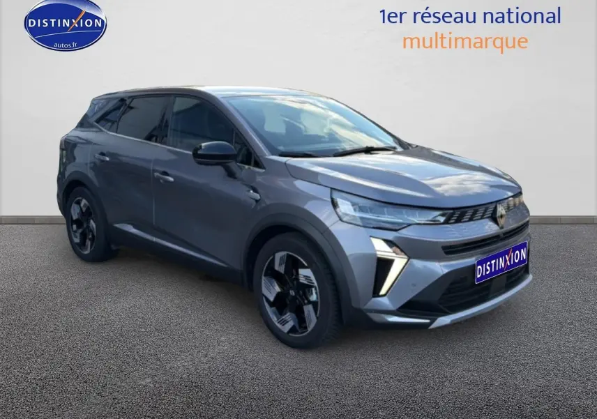Renault Symbioz gris métallisé en 3/4 avant droit, avec calandre moderne et jantes au design futuriste.