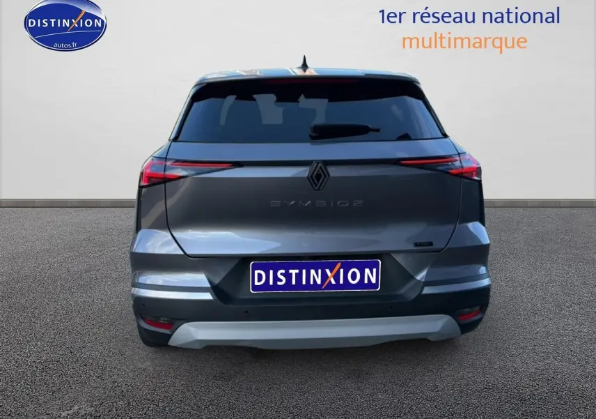 Vue arrière d'un Renault Symbioz gris foncé avec feux arrière fins et vitres arrière surteintées.