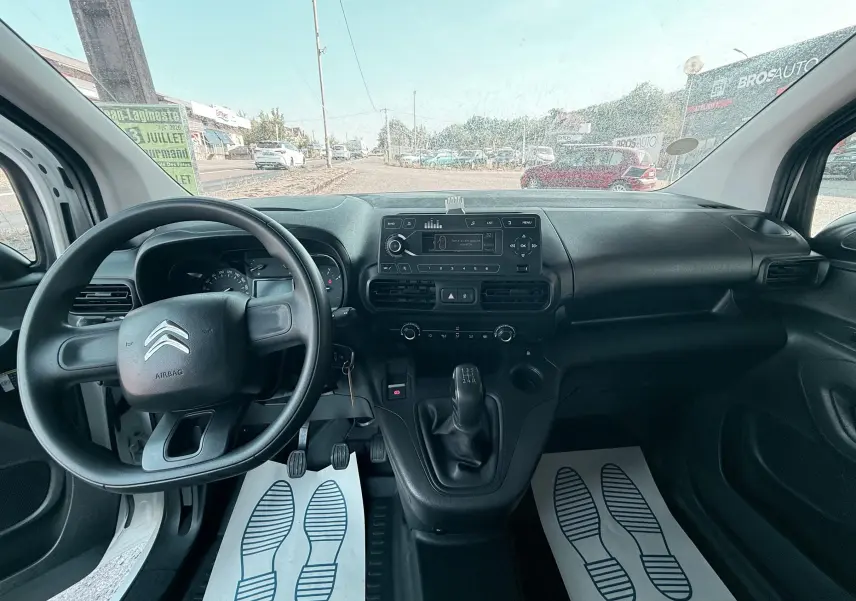 Vue intérieure du tableau de bord et volant du Citroën Berlingo blanc 2019, version 1,5 BHDI 75ch Club avec boîte manuelle.