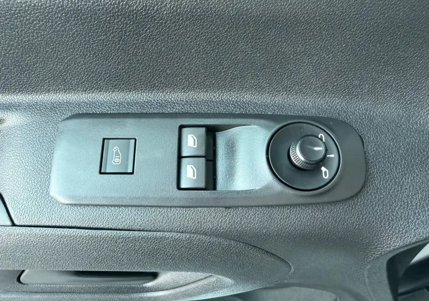 Panneau de commandes des vitres et rétroviseurs côté conducteur du Citroën Berlingo blanc 2019, version 1,5 BHDI Club.