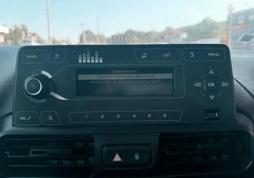 Vue rapprochée du tableau de bord du Citroën Berlingo 2019 blanc, affichant l’écran de gestion Bluetooth.