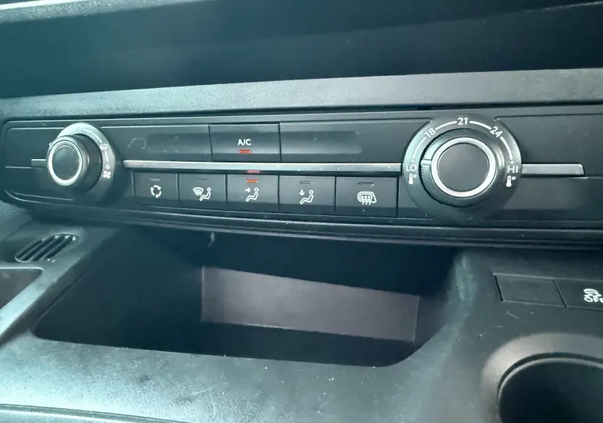 Détail de la console centrale du Citroën Berlingo 2019 blanc, montrant les commandes de climatisation manuelle.