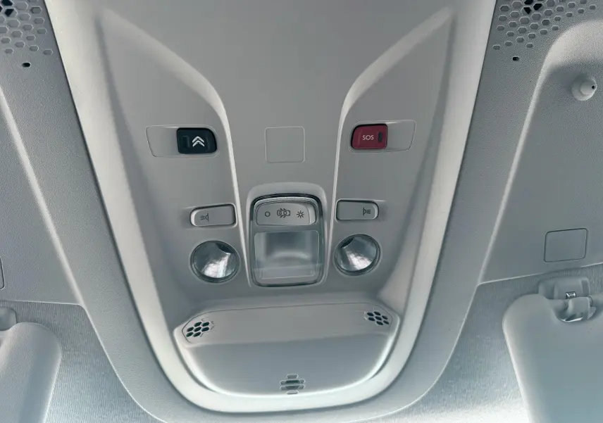 Vue en gros plan du plafonnier gris clair avec boutons de commande et alerte SOS du Citroën Berlingo blanc 2019.